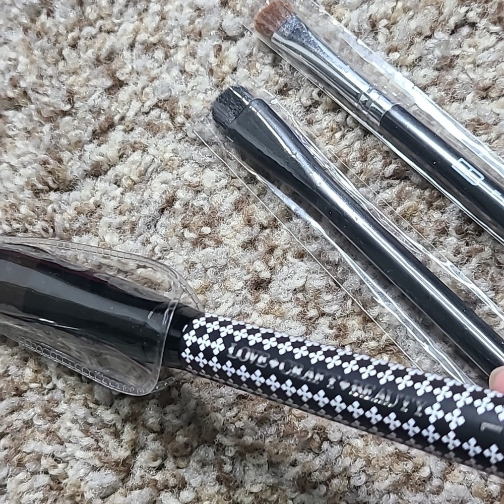 10 Piece Make-Up Bundle - Picture 4 of 9